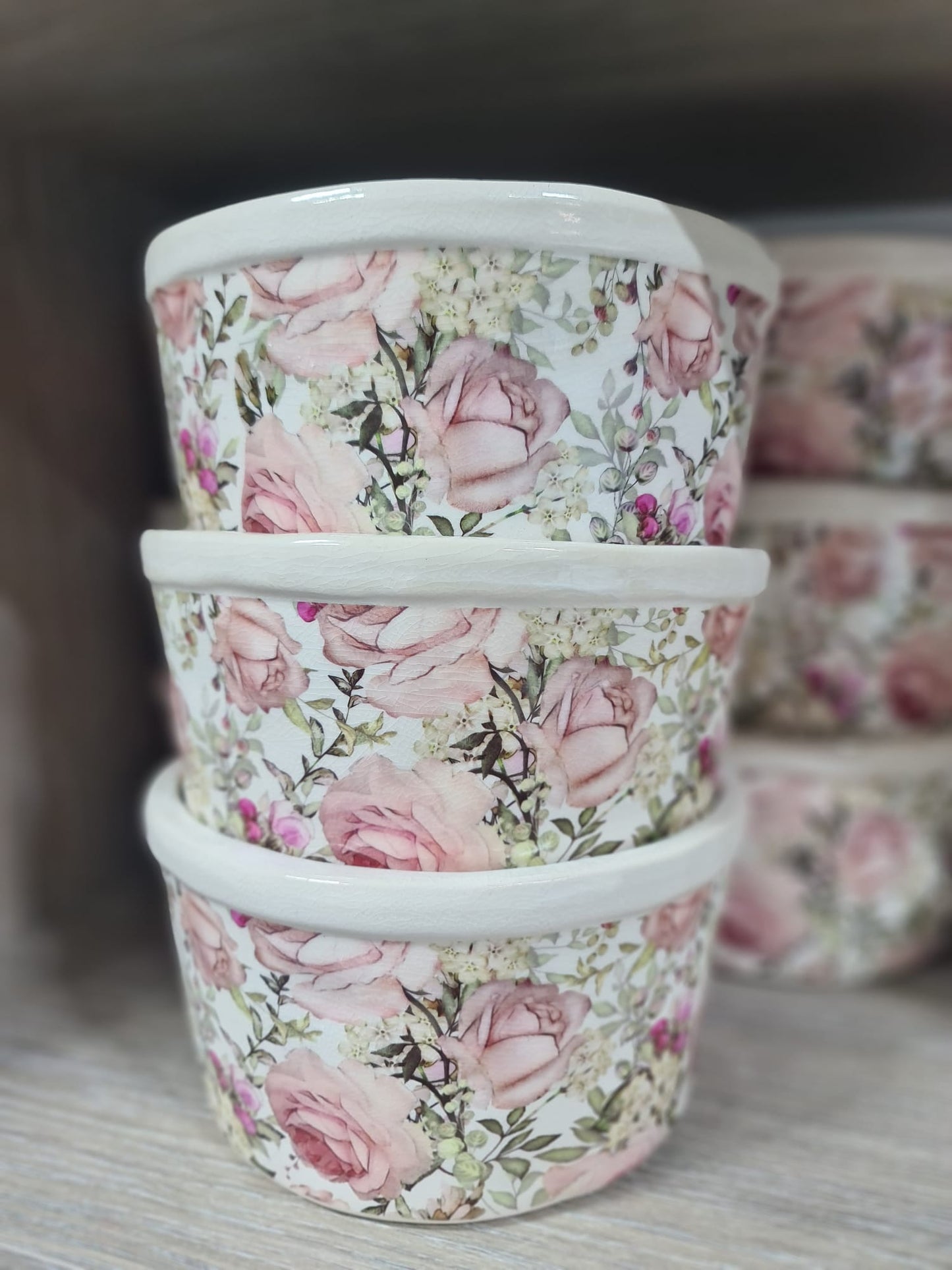 Ghiveci din ceramică cu trandafiri roz, cod CL70